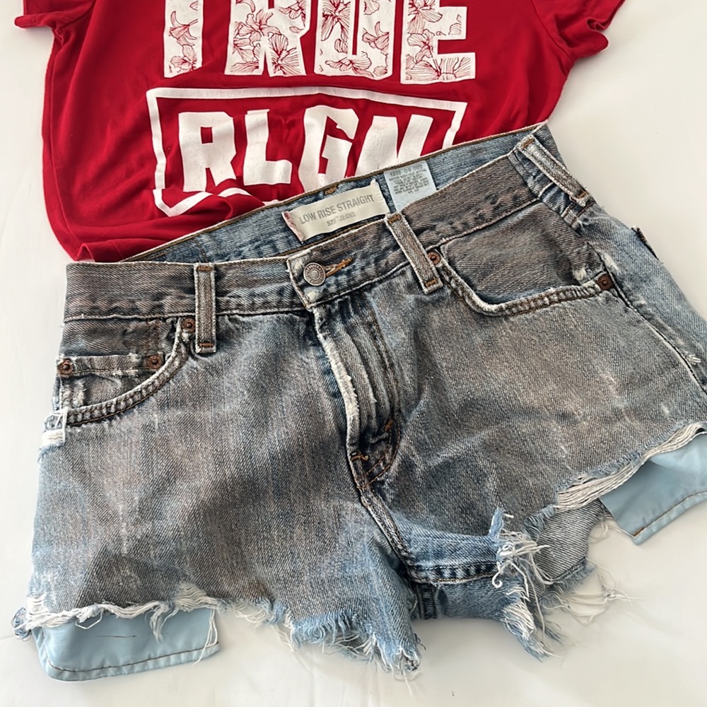 Levi’s Low Rise Straight distressed shorts size 29